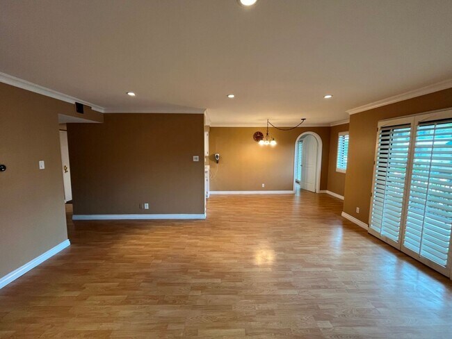 Building Photo - MOVE-IN READY 3+3 w/all appliances, parkin...