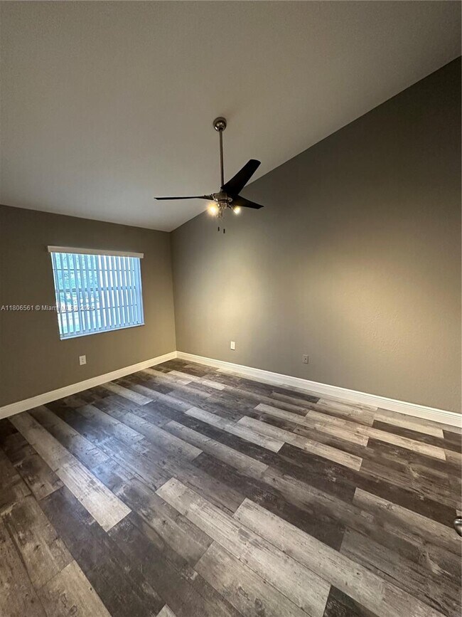 Foto del edificio - 2890 N Oakland Forest Dr