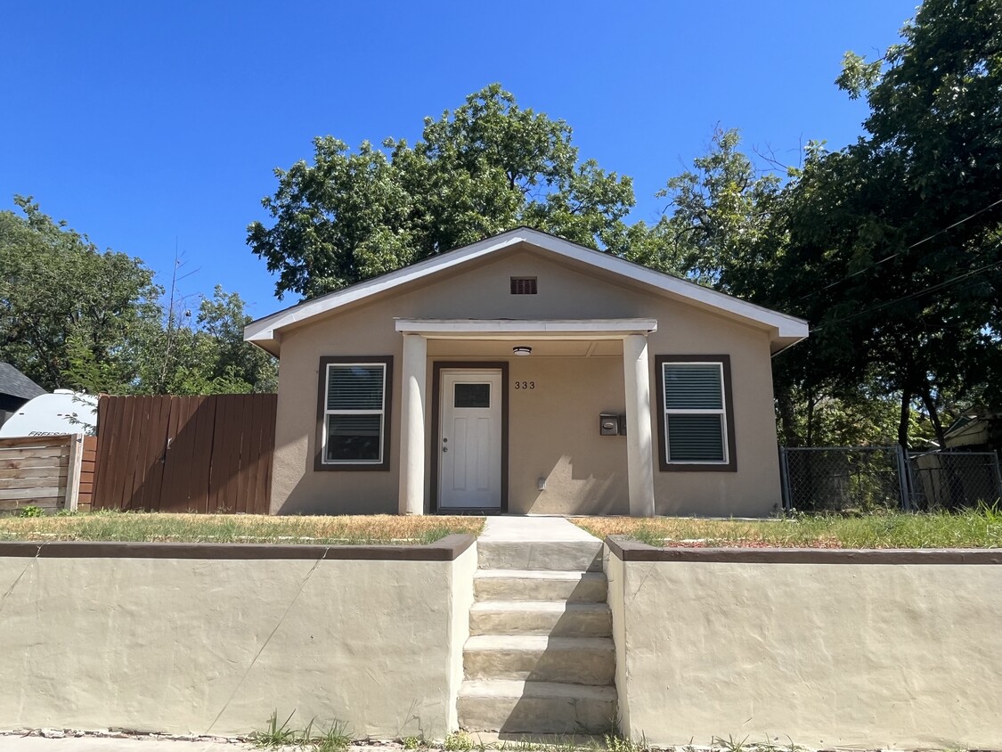 Primary Photo - 333 E Woodlawn Ave