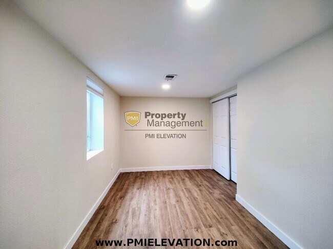 Building Photo - Lower Level Unit with 2-Bedrooms in Duplex...