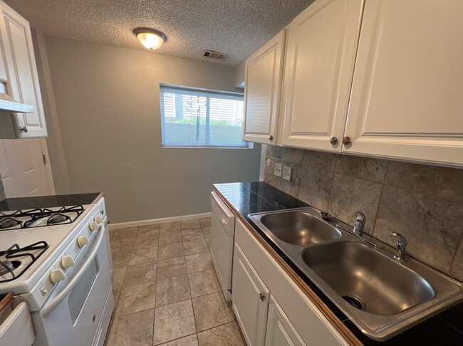 Foto del edificio - Garden Level Studio Within Walking Distance to Exposition Park!