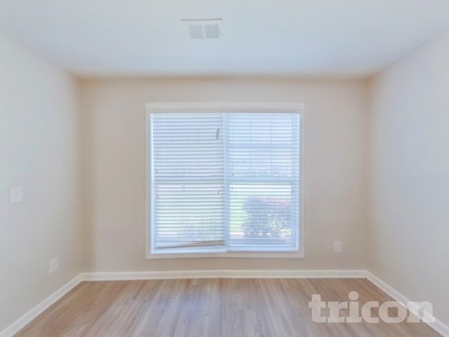 Foto del edificio - 831 Dovefield Ln