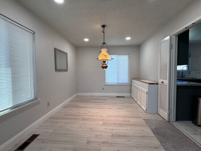Building Photo - NOW AVAILABLE - 4 BED, 3 BATH, 2 CAR GARAG...