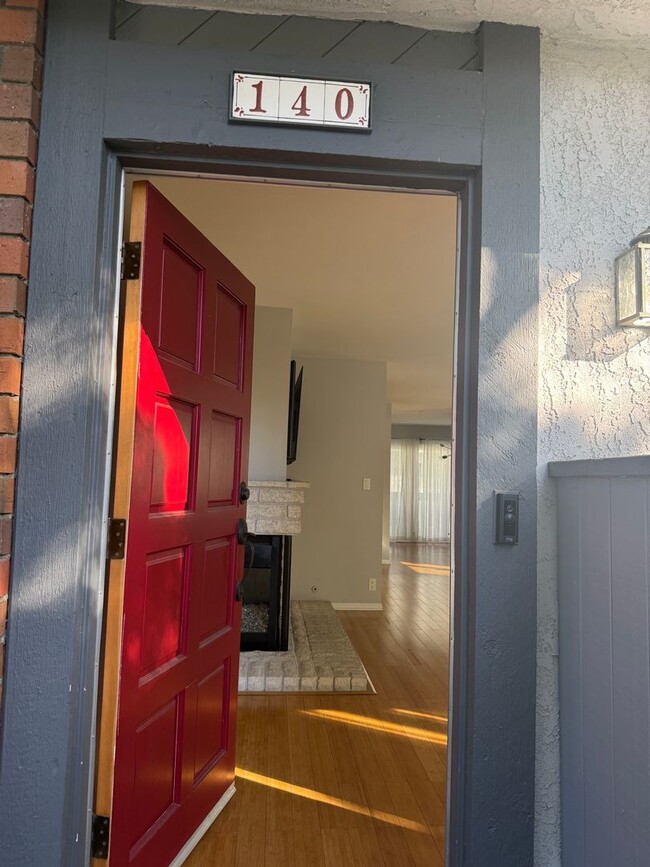 Foto del edificio - Turnkey End-Unit Townhome with Vaulted Ceilings & Garage