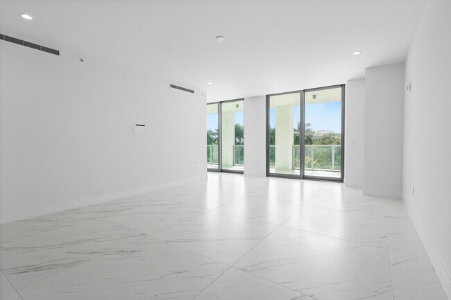Building Photo - 495 E Royal Palm Rd