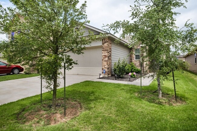 Building Photo - Immaculate 3 Bedroom, 2 Bath Home Near Gig...