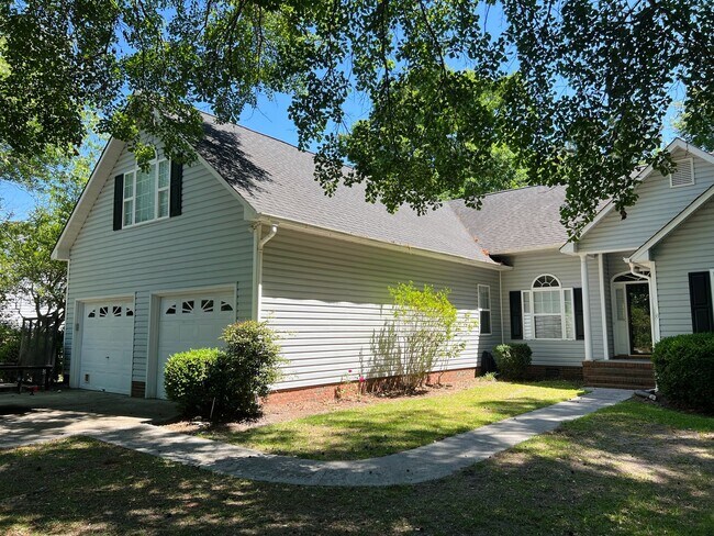 Building Photo - 4 Bed | 3 Bath Home with 1st-Floor Primary...