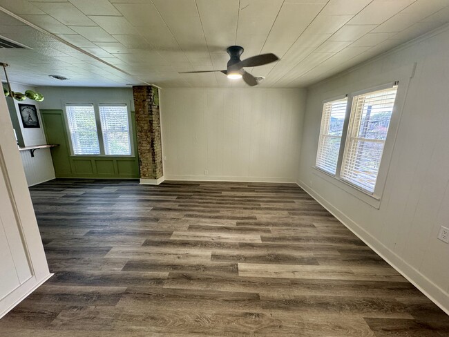 Building Photo - 706 Pear Dr