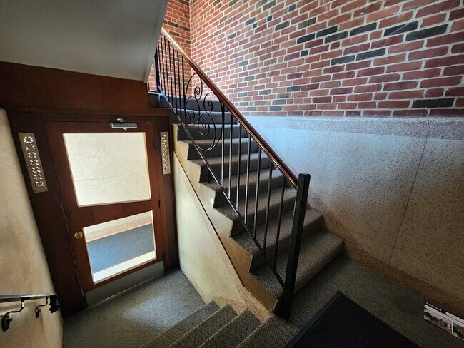 Building Photo - 573 Washington St