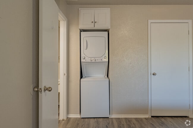 1BR, 1BA - 650SF - Laundry - University View Denton