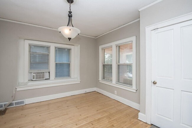 Building Photo - Updated 4-Bed Single Family Home with Clas...