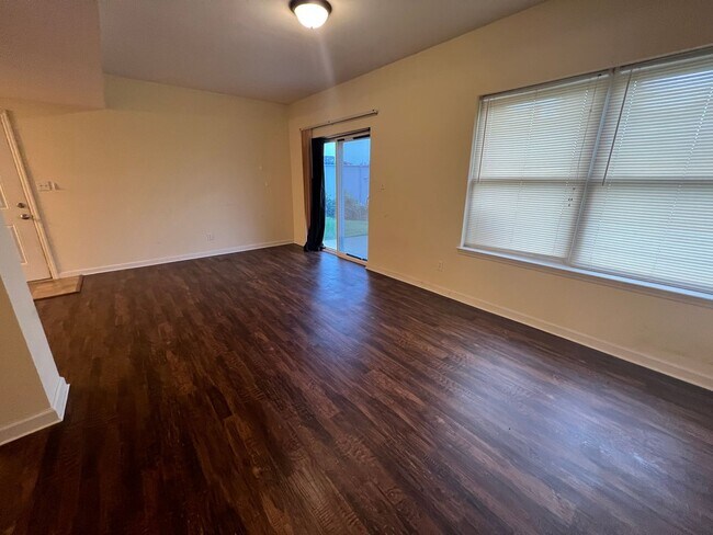 Building Photo - Lindbergh Apartment!