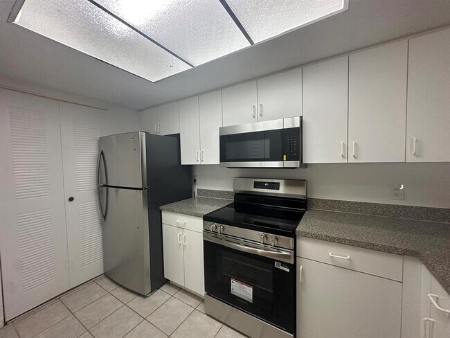 Foto del edificio - 5001 Wiles Rd