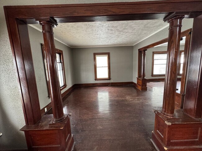 Foto del edificio - 4 bedroom 1 bath house in Rock Island