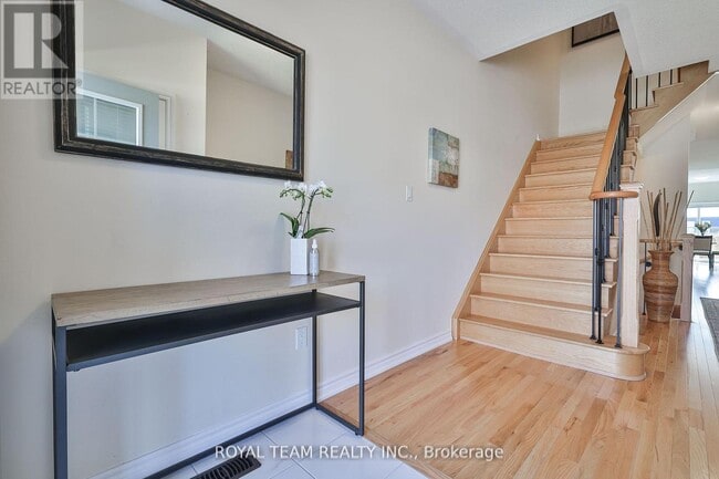 Building Photo - 1246 Peelar Cres