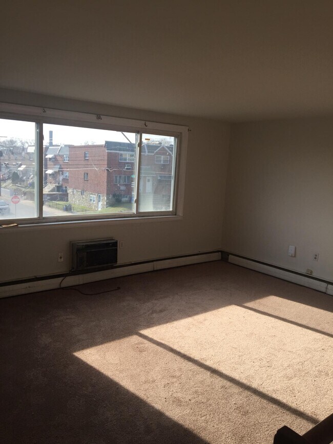 Foto del edificio - 1347 E Hunting Park Ave