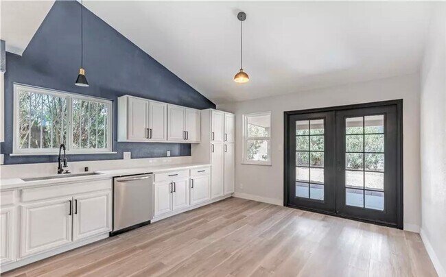 Foto del edificio - Beautifully Remodeled 5-Bedroom Home Near ...