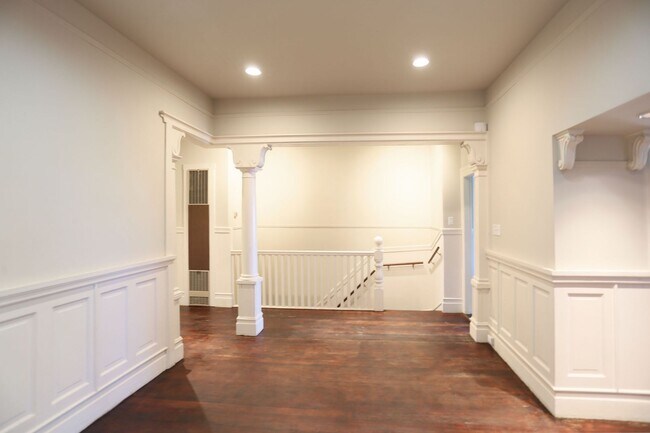 Building Photo - Top Floor 2BR/1BA in South of Market, Priv...