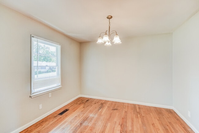 Building Photo - Stunning 3 Bedroom Home