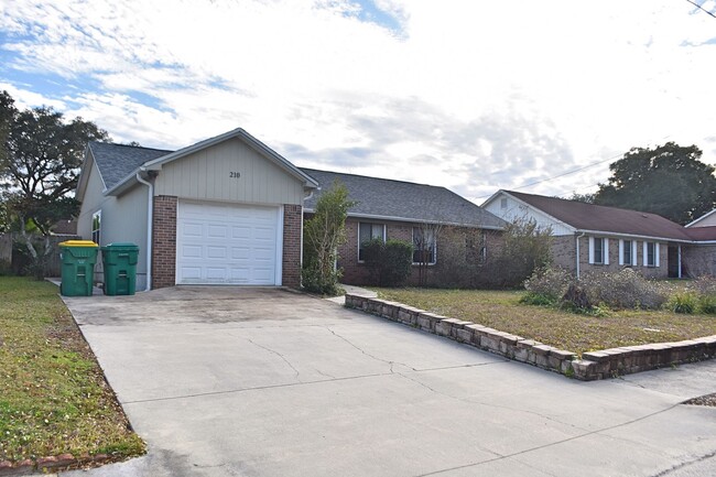 Building Photo - Four Bedroom Niceville Proper