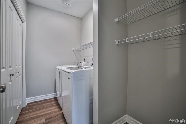 Foto del edificio - 295 Northill Dr