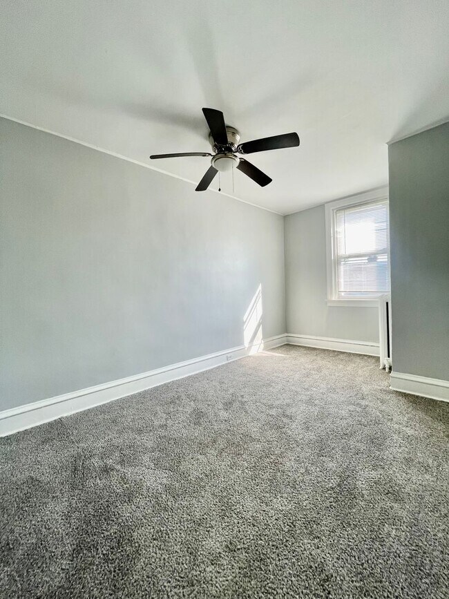 Foto del edificio - Spacious 3 Bedroom Available Now