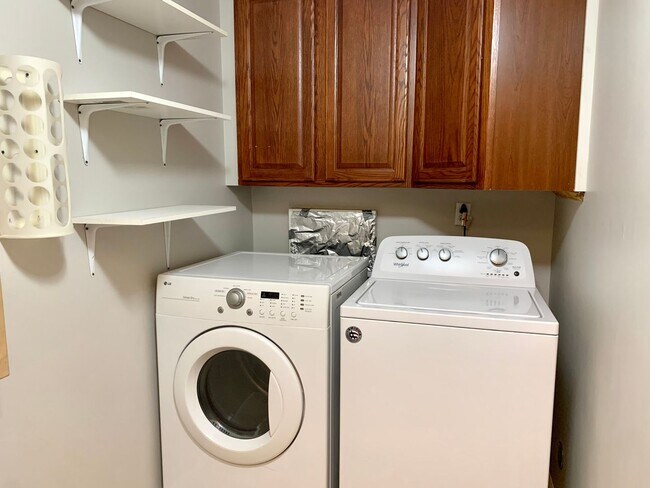 Building Photo - Beacon Hill 3 bedroom, 2 bath. 1 car garage with large storage loft.