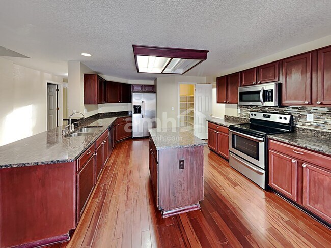 Foto del edificio - 13985 Elm St