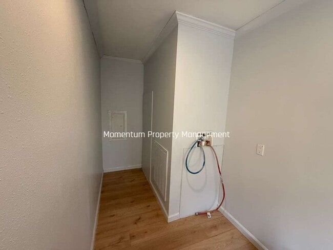 Building Photo - Beautiful & Modern 3/2 Ready Now !