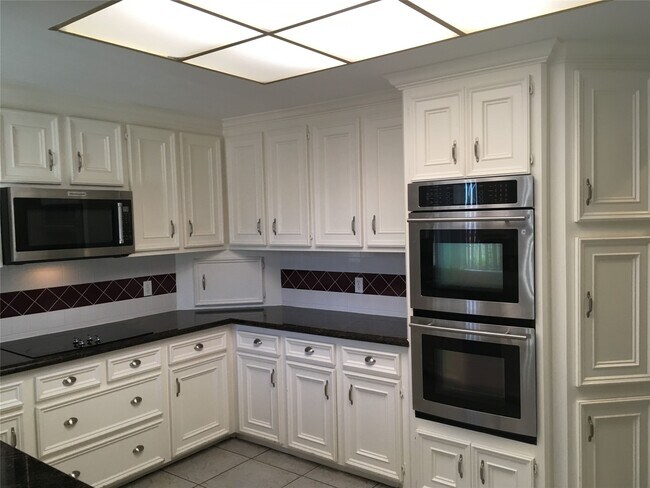 Foto del edificio - 2950 Glenn Lakes Ln