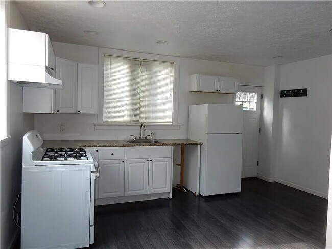 Foto del edificio - 2408 Eiler Ave