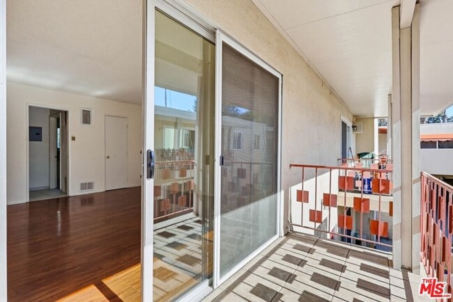 Foto del edificio - 515 N Alfred St