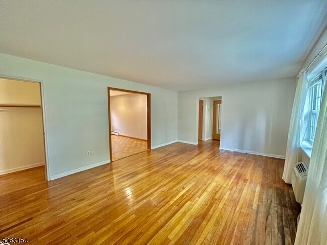 Foto del edificio - 165 Ridge Rd