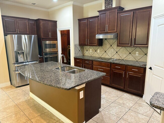 Foto del edificio - 3 bedroom + office  or 4th bedroom, storm shelter, neighborhood pond and walking track!