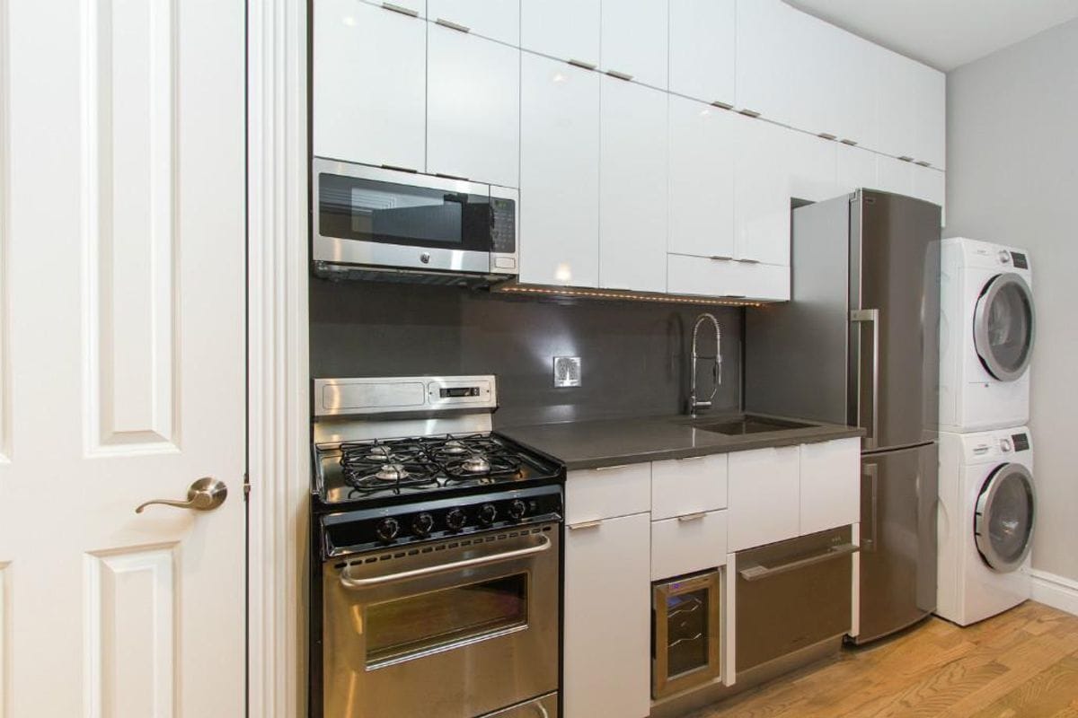 Building Photo - E 7TH ST.