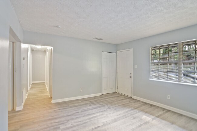 Building Photo - 725 Plainville Trail SW