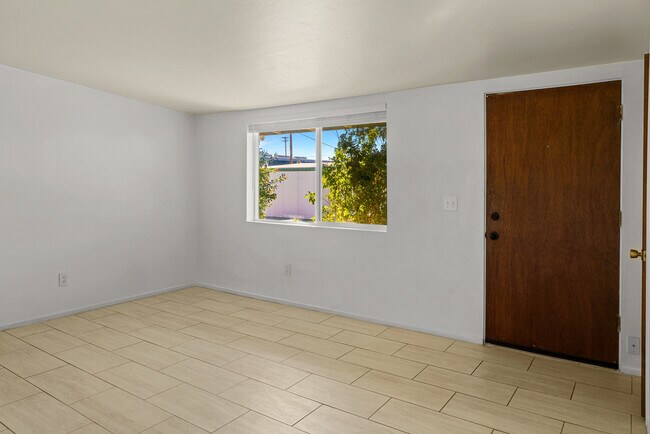 Building Photo - 725 E Freeman Pl