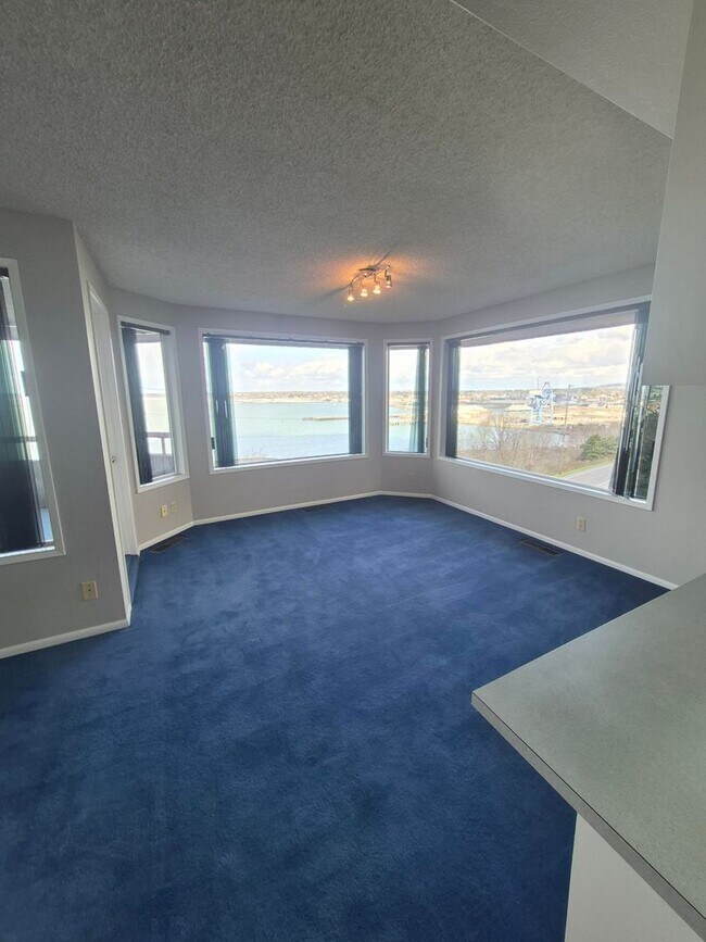 Foto del edificio - Spacious 2 Bedroom Condo for Rent in the Fairhaven Neighborhood