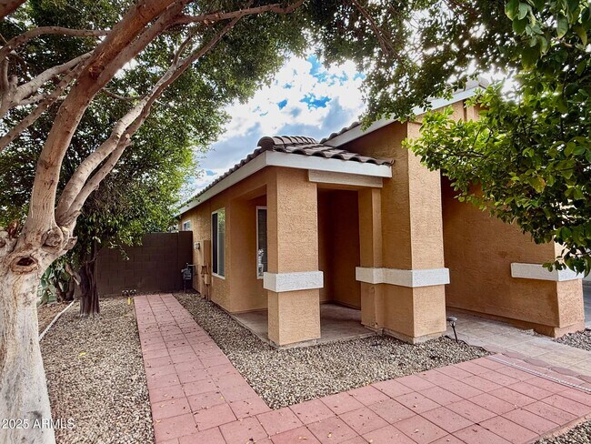 Foto del edificio - 2327 E Winchester Pl