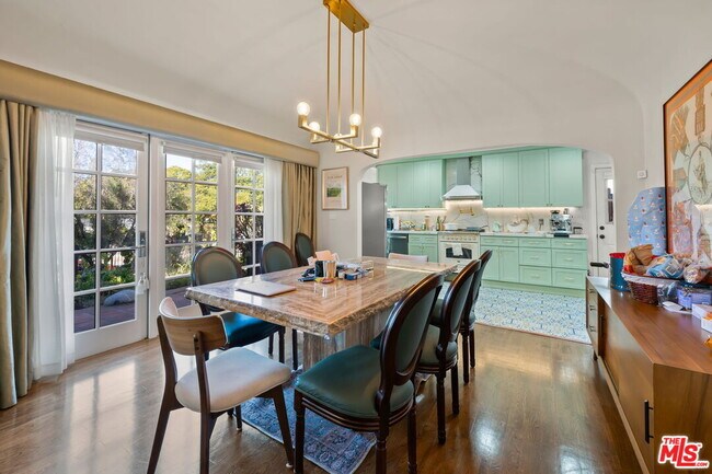 Building Photo - 962 S Plymouth Blvd