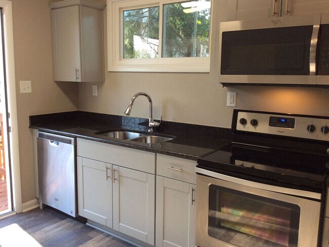 Foto del edificio - Charming 2Bed/1Bath Triplex in North Raleigh!