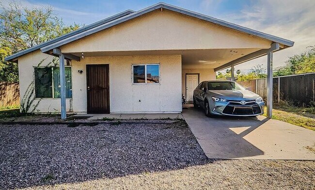 Foto del edificio - Charming three bedroom - two bathroom GREA...