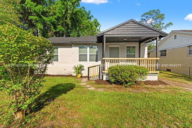 Building Photo - NEWLY RENOVATED 3 BED/1 BATH HOME!