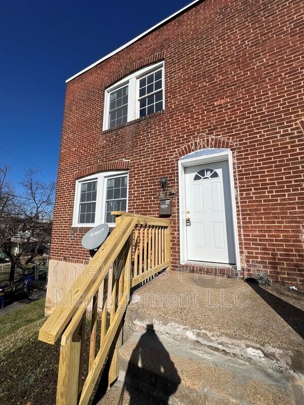 Building Photo - 800 Stoll St
