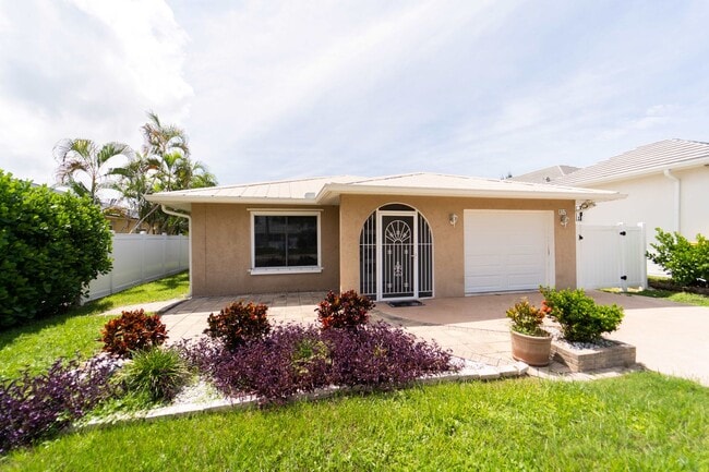 Building Photo - 2-Bedroom, 2-Bath Home with Fenced Backyar...