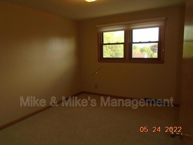 Building Photo - 2551 S 68th St