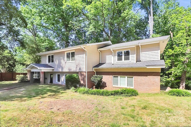 Foto del edificio - 2619 Inverness Rd
