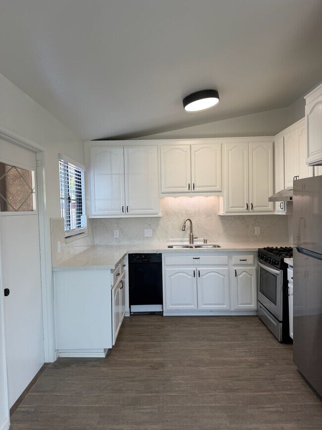 Foto del edificio - 2124 Hemlock Ave