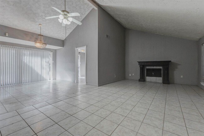 Foto del edificio - 12702 Fern Forest Dr