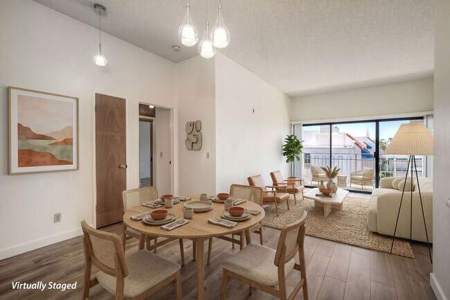 Foto del edificio - La Jolla Pines- Top Level 2 Bed/2 Ba Available Now!!